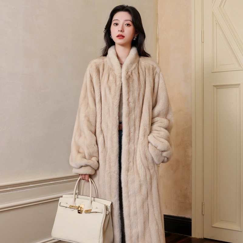 In winter, the new waterproof mink coat is thick and loose, and the fur coat is long and women's clothing.