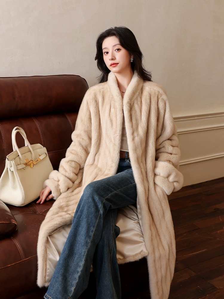 In winter, the new waterproof mink coat is thick and loose, and the fur coat is long and women's clothing.
