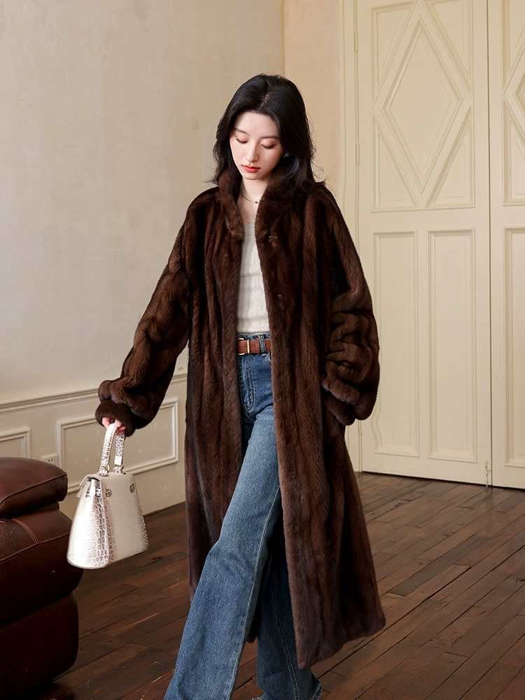 In winter, the new waterproof mink coat is thick and loose, and the fur coat is long and women's clothing.