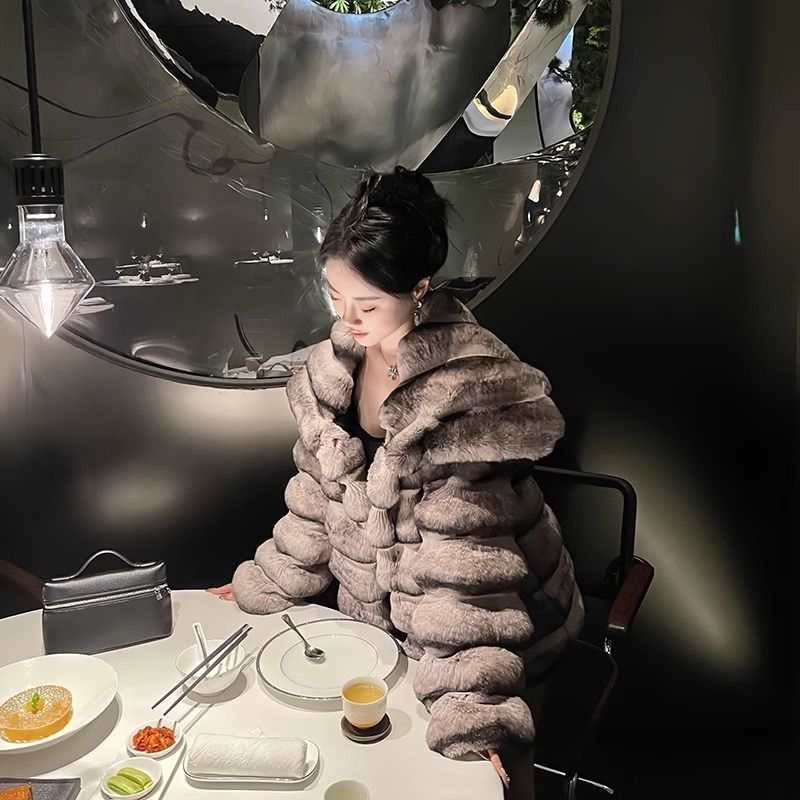 In winter, the new fur rex rabbit fur Totoro lapels Mao Mao coat, high sense, fashionable ladies and short women.